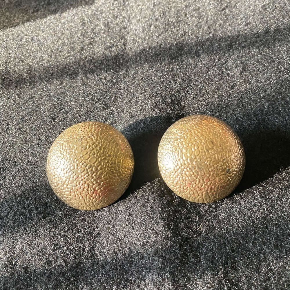 Gold circle earrings